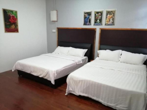 Room in Guest room - Comfortable Family Room for 4 people in Kuching with Ac - Amida Point Services